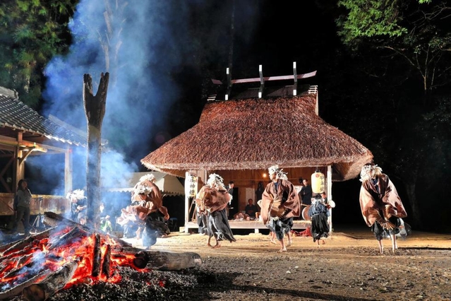 上鴨川住吉神社の秋祭り宵宮で奉納された「田楽」。神事舞は村の長男だけが担う＝加東市上鴨川（撮影・大山伸一郎）