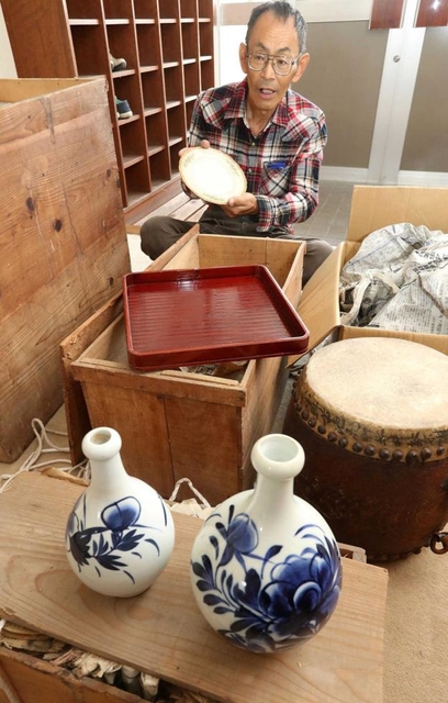 岩壺神社のトウニンに引き継がれていた食器類。宴席で使われていたといい、その数は木箱三つ分に上る＝三木市岩宮