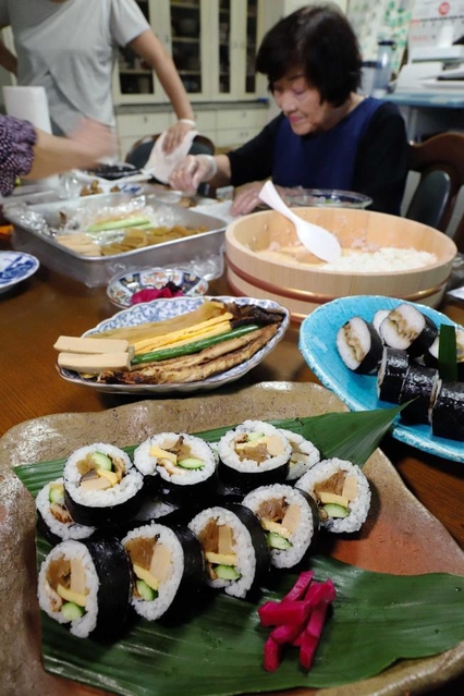 秋祭りを迎えた高砂の家庭。アナゴの巻きずしは食卓に欠かせない＝高砂市高砂町戎町（撮影・斎藤雅志）