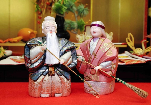 結納品の一つ「高砂人形」。新郎新婦が自宅に飾る＝明石市大明石町１、すみのパピオスあかし店