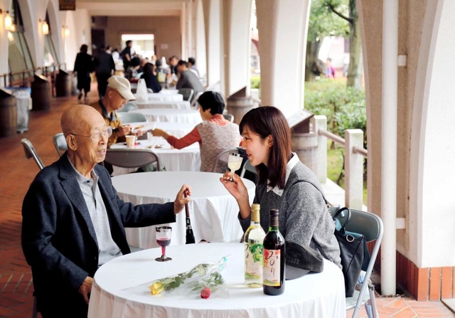 南欧風の「ワイン城」の回廊で乾杯。新酒の時期に園内でしか飲めない、発酵途中の「ホイリゲ」も名物だ＝神戸市西区押部谷町、神戸ワイナリー（撮影・大山伸一郎）