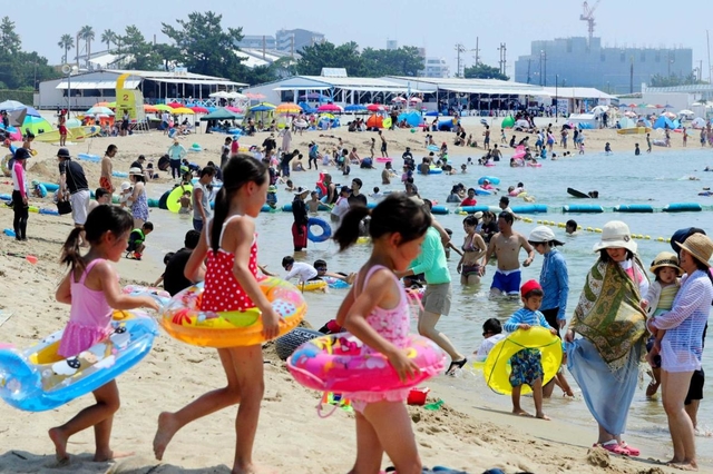 近年の取り組みが功を奏し、大勢の家族連れらでにぎわう須磨海水浴場＝神戸市須磨区