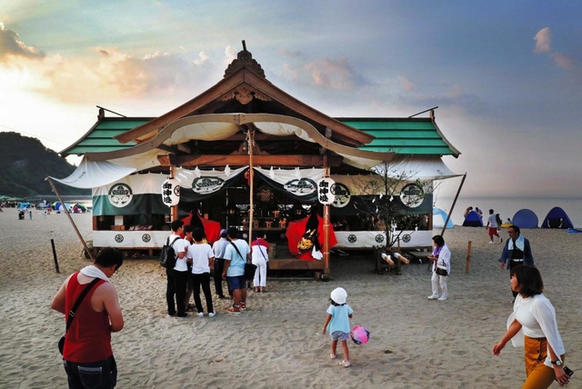 浜坂の川下祭りのお旅所。麒麟獅子舞の奉納が終わり、参拝が始まる＝兵庫県新温泉町芦屋、浜坂県民サンビーチ