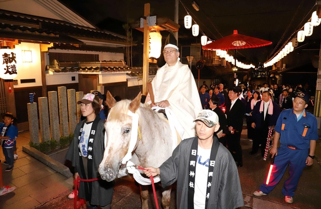 日岡神社へ向かうトウニンの大辻誠三さん。馬に乗るのは、聖なる存在として地面に足をつけないためと伝わる＝加古川市加古川町大野（撮影・斎藤雅志）