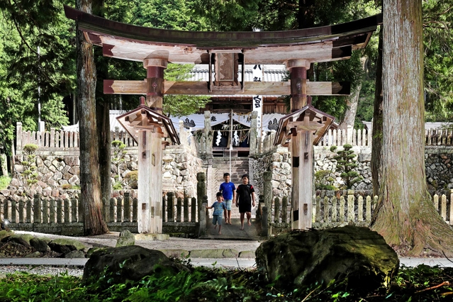 「お祷渡し」の最中、参道を行き交う３人の少年。本殿と鳥居の間をはだしで３往復する＝兵庫県多可町中区門前
