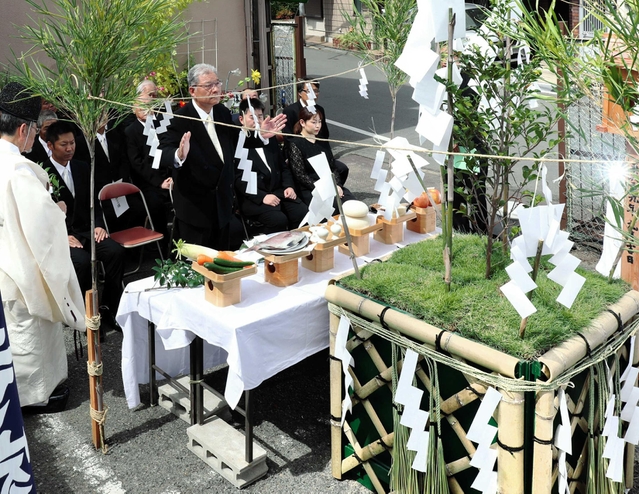 駐車場に設けられた「御壇」。宵宮が近づくと、高さ５メートルほどの竹を刺す風習が残る＝加古川市加古川町寺家町