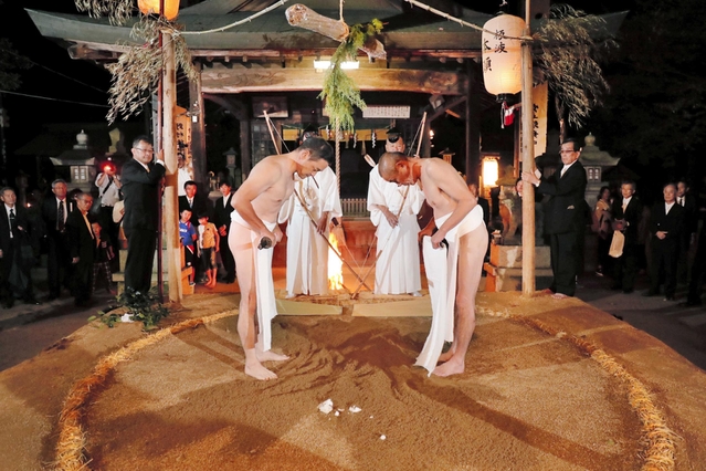 石上神社の「なまずおさえ神事」。ふんどし姿の男性２人は、宝刀を捜す様子を表現しているとされる＝西脇市板波町（撮影・大山伸一郎）