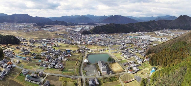 水分れ公園の上空から見た分水界。中央の高谷川を挟んで水が南北に分かれるとは、高低差がなさすぎて気付かない＝丹波市氷上町石生（小型無人機で撮影、５枚の写真を合成）