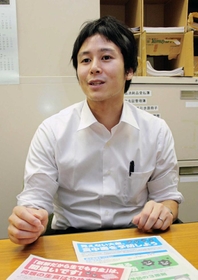 食中毒を予防するポイントを話す居蔵泰隆さん＝神戸市役所