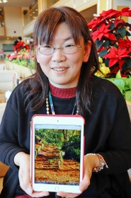 講演会で自ら撮影した美しい風景写真を見せるという笹森理絵さん。「独自の感性を伝えたい」と語る＝神戸市北区