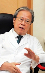 「朝日を浴びることが重要」と語る上月清司院長＝神戸市長田区松野通２
