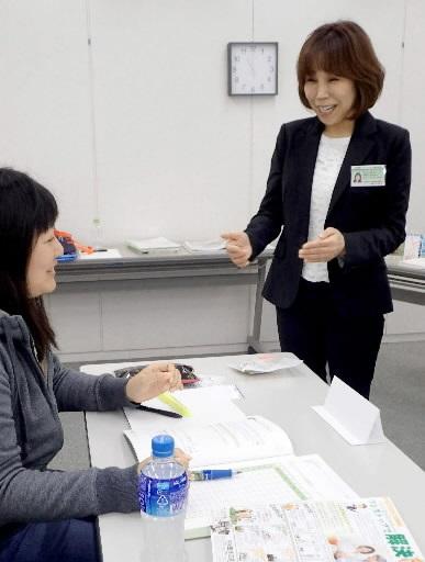 終活講座でエンディングノートの意義を伝える後藤恵子さん＝加古川市加古川町北在家 