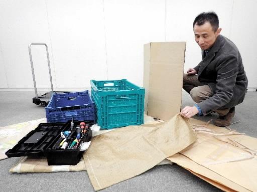 段ボール、大型の紙袋、がら袋…。生前整理で便利な道具を広げる宇仁菅真志さん＝加古川市加古川町北在家 