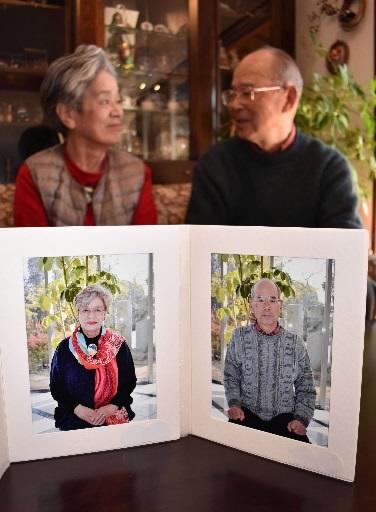 自分たちの「遺影」を前に、穏やかな時間を過ごす加古博一さん、知湖さん夫妻＝加古川市内 
