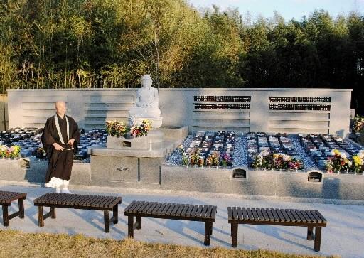 鶴林寺真光院の永代供養墓。多くの人が共に眠る＝加古川市加古川町北在家
