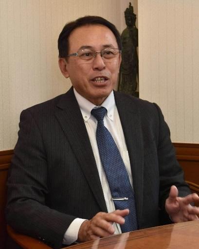 昨年７月に開いた生前葬について語る長尾和宏さん＝尼崎市昭和通７、長尾クリニック