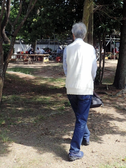 散歩が日課。今は少し足取りが軽くなった＝加古川市内