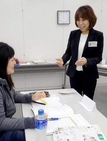終活講座でエンディングノートの意義を伝える後藤恵子さん＝加古川市加古川町北在家 