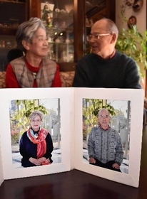 自分たちの「遺影」を前に、穏やかな時間を過ごす加古博一さん、知湖さん夫妻＝加古川市内 