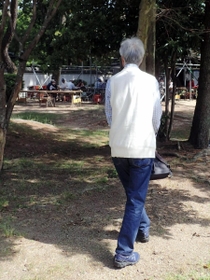 散歩が日課。今は少し足取りが軽くなった＝加古川市内