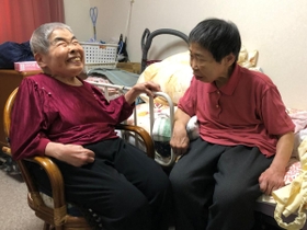 テレビ番組や昔話。妹のまち子さん（右）と会話を楽しむ明美さん＝加古川市野口町