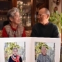 自分たちの「遺影」を前に、穏やかな時間を過ごす加古博一さん、知湖さん夫妻＝加古川市内 