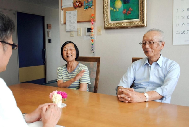 ２人で一緒にケアハウスに転居してきた夫婦＝加古川市野口町