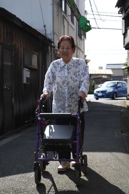 毎朝、喫茶店の行き帰りを歩行器で歩く玉田澄子さん＝加古川市内