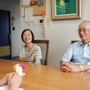 ２人で一緒にケアハウスに転居してきた夫婦＝加古川市野口町