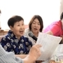 夏祭りで親戚らと一緒に歌を歌う堂脇千鶴代さん＝加古川市野口町水足、グループホームにしむら