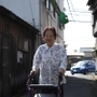 毎朝、喫茶店の行き帰りを歩行器で歩く玉田澄子さん＝加古川市内