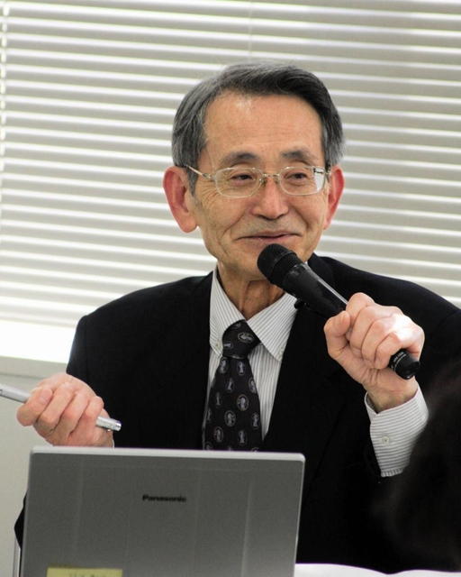 終末期の迎え方について語る西村正二院長＝神戸新聞東播支社