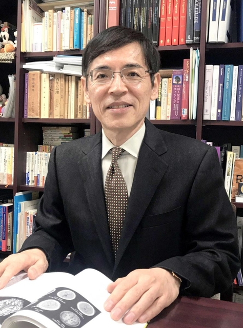 認知症の人の「世界」を理解することが大事と訴える大阪大大学院の佐藤眞一教授＝大阪府吹田市