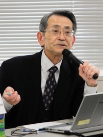 「在宅医療、在宅看取りの現場から」と題して講演した西村正二医師＝加古川市加古川町北在家、神戸新聞東播支社