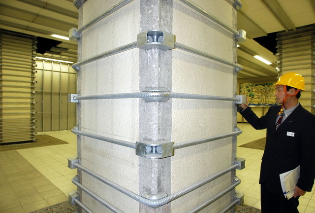 鉄筋を巻き付けた柱。こうした「補強」が地震対策の基本という＝ＪＲ姫路駅