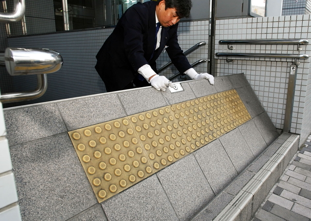 新式の止水板。混乱の中でも、一つひとつ人間が設置する＝神戸市営地下鉄新長田駅