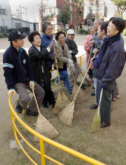 ２００４・１・４　月２回の集い＝神戸市兵庫区佐比江町、佐比江公園