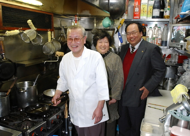 ２００４・１・６　岸本さん（右）と奥さんらが働く調理場は、９年前と変わらない＝神戸市灘区、華林