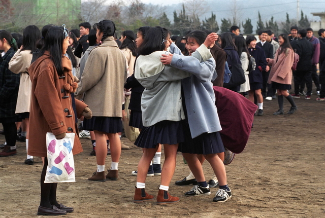 １９９５・２・８　あちらこちらで歓声が＝神戸市北区山田町、兵庫県立鈴蘭台高校