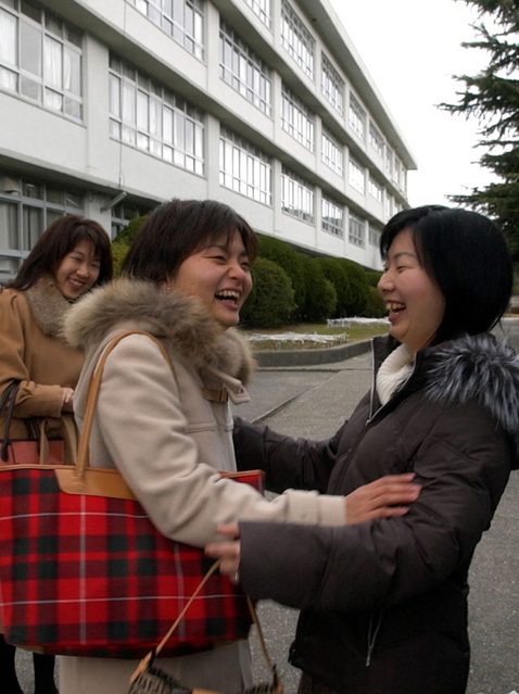 ２００４・１・１１　あの場所で再会した村本さん（右）ら＝神戸市北区山田町、兵庫県立鈴蘭台高校