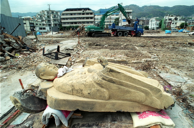 １９９５・４・２４　布団の上に横たえられていた＝神戸市東灘区本山中町４