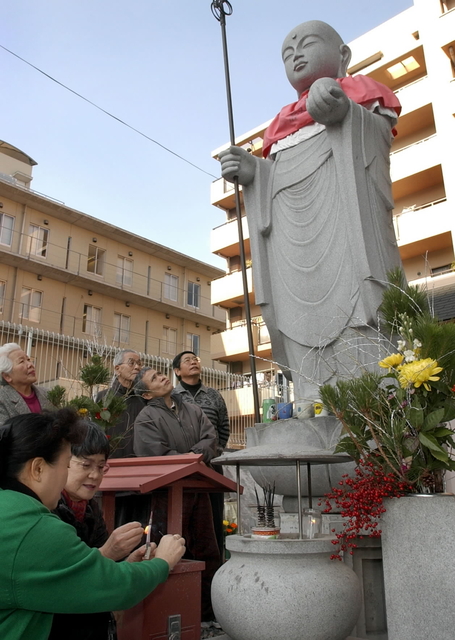 ２００４・１・１８　新地蔵を手入れする山田さん（手前左）ら＝神戸市東灘区本山中町４