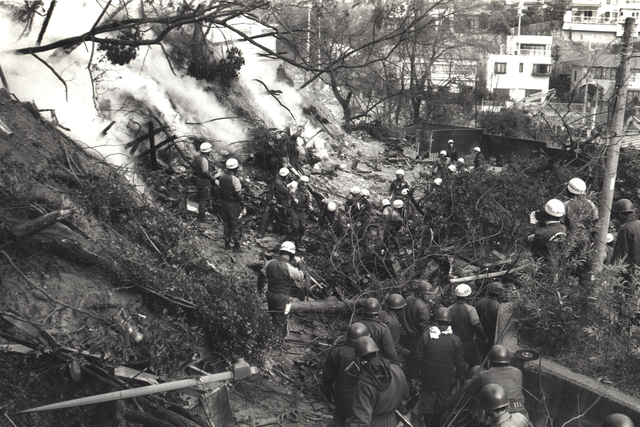 秋山新一郎さん宅付近は地震５日後も火が土の下でくすぶり続けた（１９９５年１月２２日）。