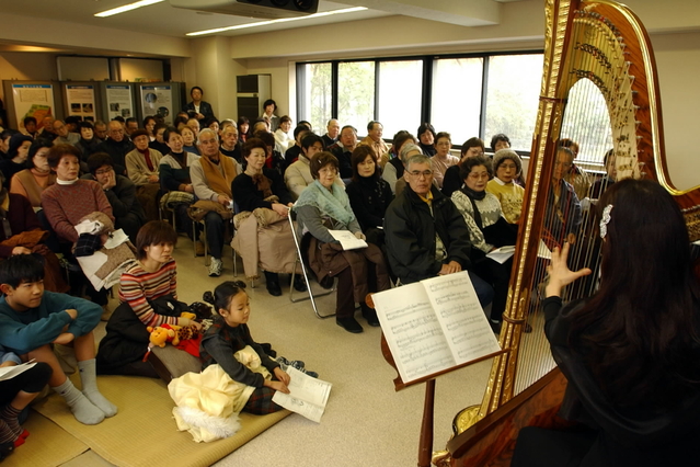 住民主催の追悼コンサートに多くの人が訪れた＝１月１７日、西宮市仁川百合野町、地すべり資料館 