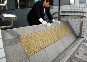 新式の止水板。混乱の中でも、一つひとつ人間が設置する＝神戸市営地下鉄新長田駅