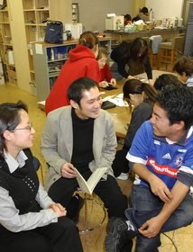 ２００３・１２・２６　山本さん（右）らは神戸以来の仲間＝東京都新宿区高田馬場、ピースボート東京