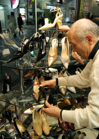 ２００４・１・６　新店舗。店先の人通りはまだ戻らない＝神戸市中央区下山手通