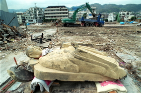 １９９５・４・２４　布団の上に横たえられていた＝神戸市東灘区本山中町４