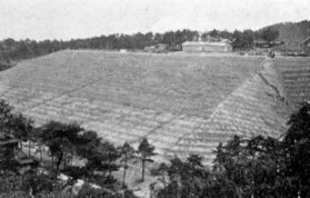 浄水場の整備で盛り土された斜面。モノクロ写真は造成直後で、左下隅が荒川さん宅（「阪神上水道市町村組合創設二十周年記念誌」より）。震災直前にはやぶになっていた＝西宮市 
