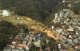 大量の土砂が住宅街を襲い、仁川をふさいだ＝１９９５年１月１８日、西宮市仁川百合野町周辺